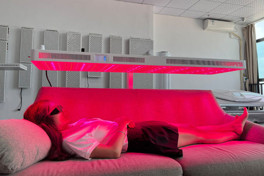 Vrouw op bank liggend onder full body paneel hangend aan statief