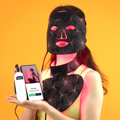 vrouw draagt masker en Hals/borst masker met 7-kleuren en afstandsbediening en app control op telefoon