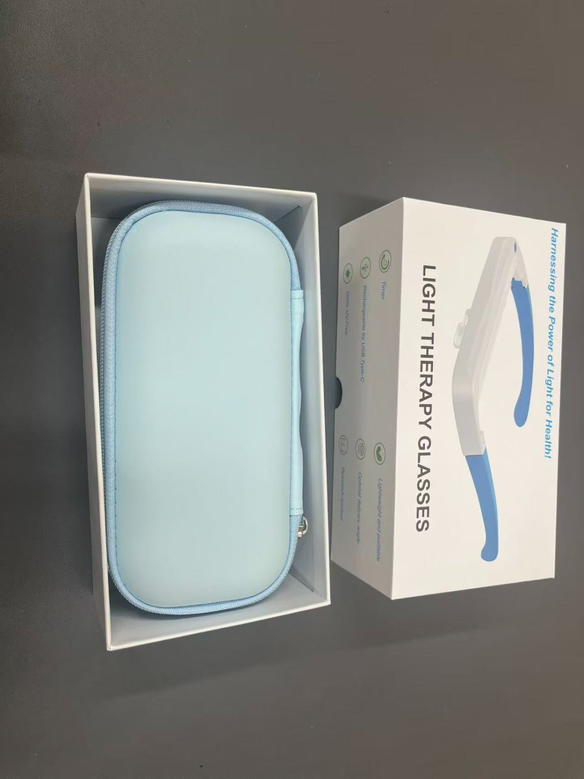 Net geopende doos, Alles zit keurig in een blauw etui