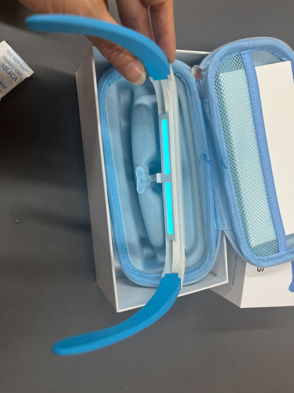 Lichttherapie-bril wordt uit etui gehaald en meteen aangezet