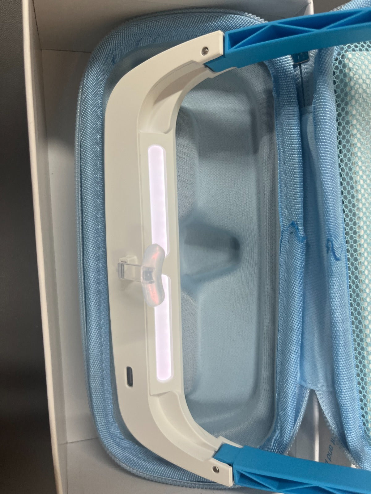 lichttherapie-bril tijdens uitpakken ook het wit licht doet het