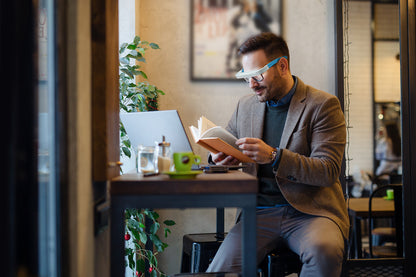 Heer met lichttherapie-bril tijdens lezen