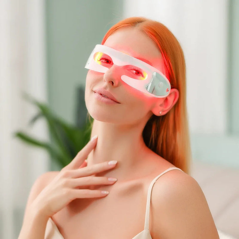 Model draagt EM02 roodlicht- en massagemasker